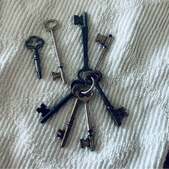 Vintage skeleton keys   Lot of 8 keys of which 1 is a clock winding key - Picture 1 of 6